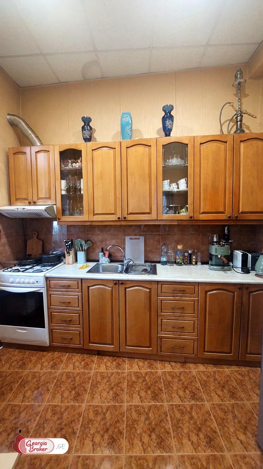 продается квартира с новым ремонтом 5-комнат